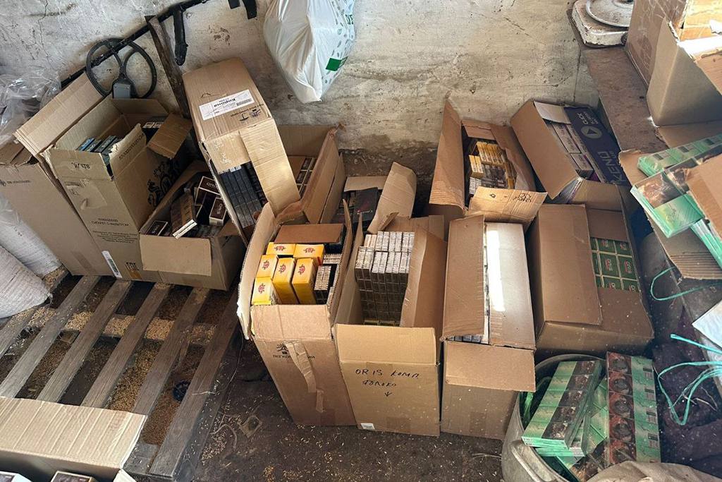 Саратовец спрятал у матери крупную партию паленого алкоголя и сигарет